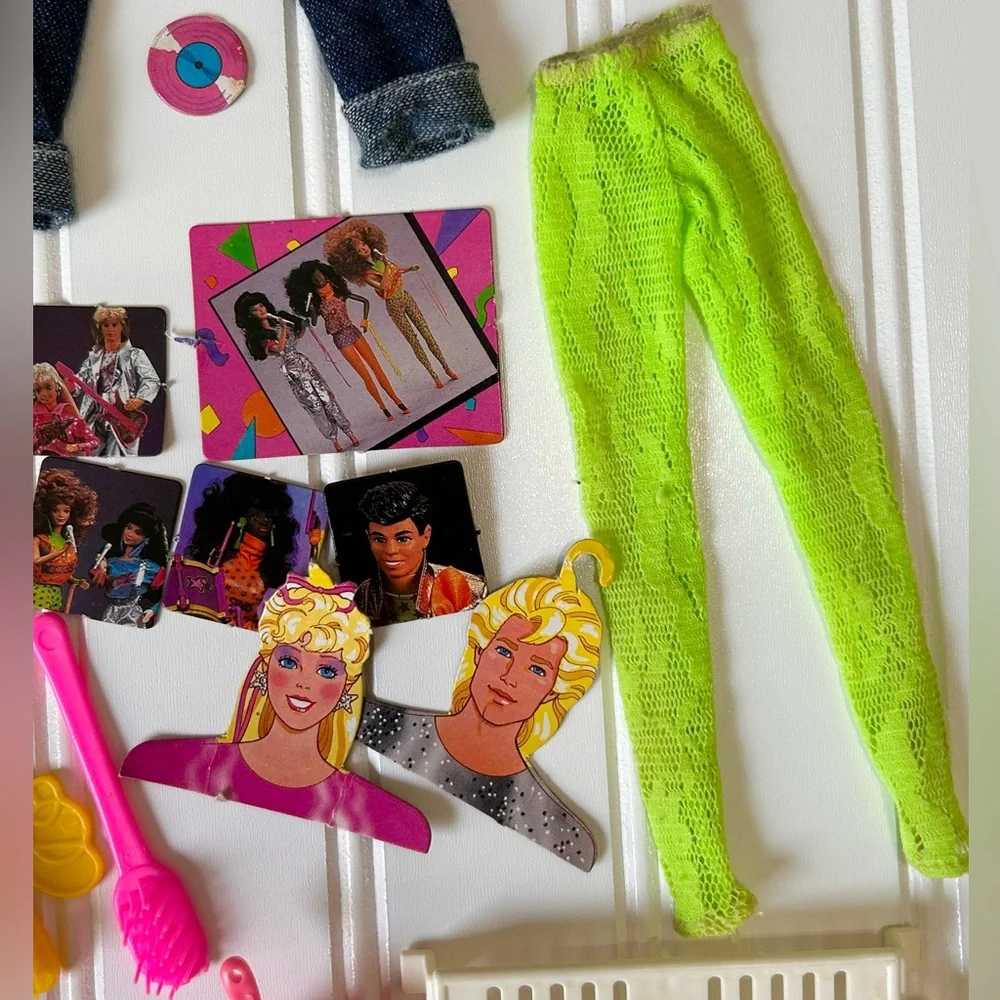 Huge lot of vintage Barbie & Skipper doll clothes & accessories from 1980s